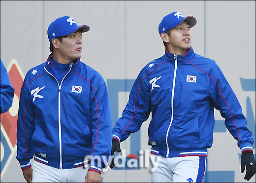  이대은과 다른 대표팀 선수들.jpg | 인스티즈