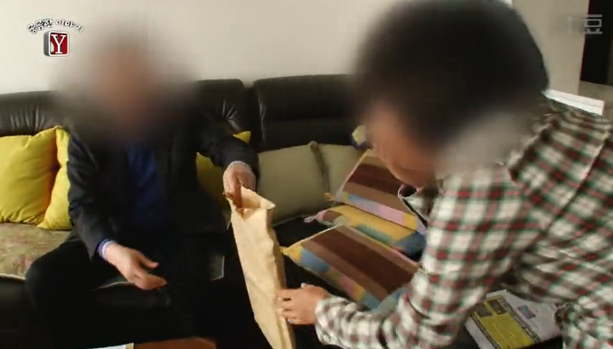 유모차 탄 아기들을 마음대로 만지고 다니는 여자 | 인스티즈