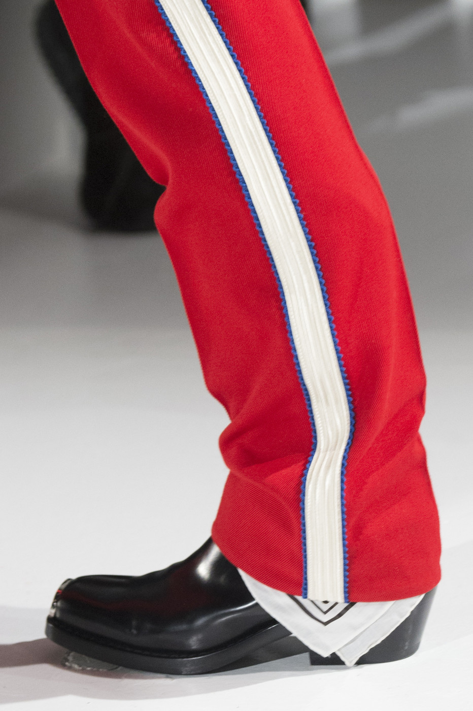 라프 시몬스가 처음으로 선보이는 Calvin Klein 신상 슈즈 & 백 | 인스티즈