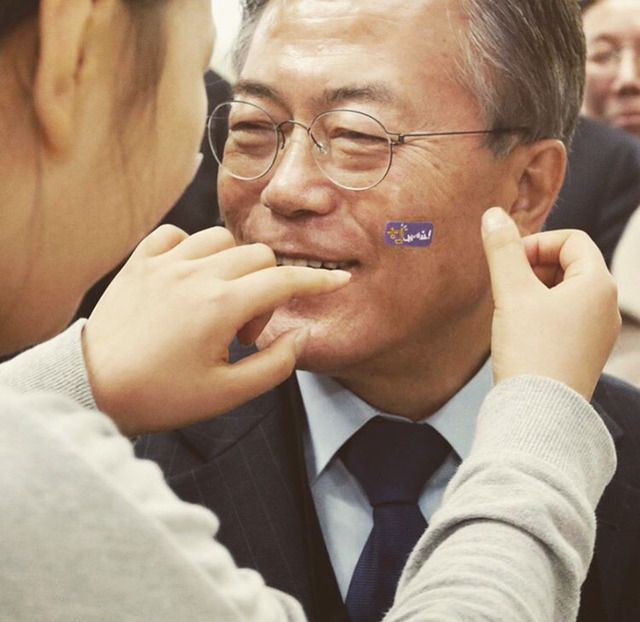 결전의 날을 하루 앞두고 지지자들이 하는 응원의 말을 리트윗하는 문재인의 심정은 어떨까 | 인스티즈