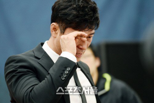 감독 인터뷰 도중 눈물 흘리는 김도훈 감독.jpg | 인스티즈
