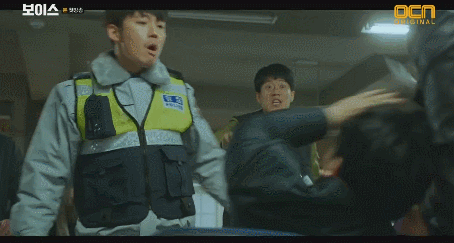 경찰복 입고 사람 개 패는 장혁.gif | 인스티즈