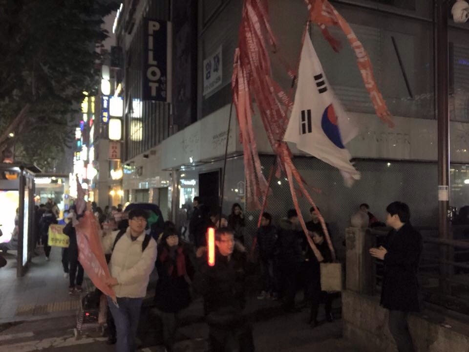 박근혜는 퇴진하라!!! 2015년 11월 28일 횃불시민연대 99차 부정선거 규탄집회 | 인스티즈