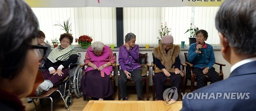 오늘 나눔의 집을 방문하여 위안부 피해자 할머니들을 위로하는 문재인 대표 | 인스티즈