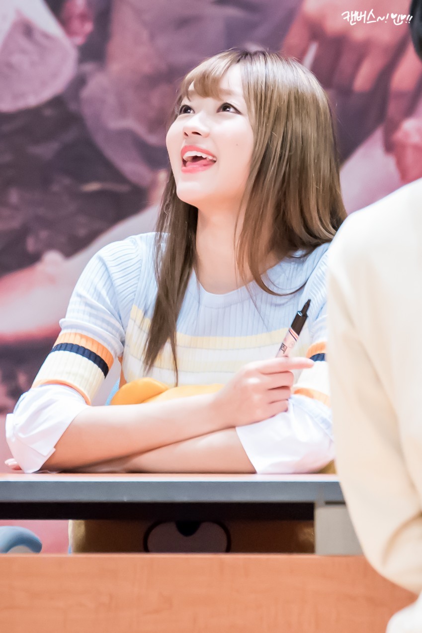 볼이랑 입술이 귀여운 오마이걸 유아 | 인스티즈