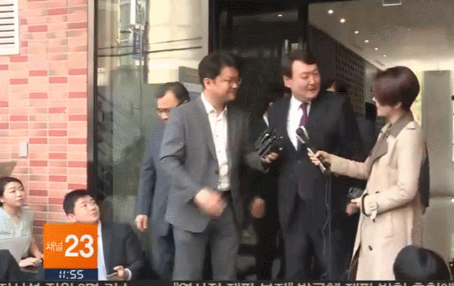 윤석열 인터뷰 중 지나가는 시민.gif | 인스티즈