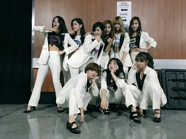데뷔 1주년 기념 [트와이스] 단체 사진 털기 | 인스티즈