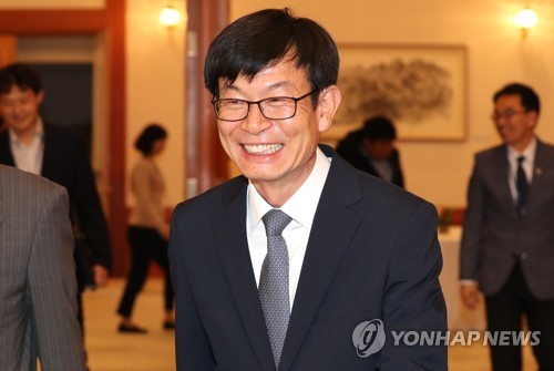 오늘 문재인 대통령과 김상조 공정위위원장 임명장 수여식 .jpg | 인스티즈