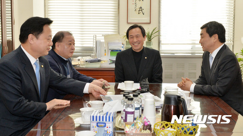 원내 대표실 들어가는 개헌파 .jpg | 인스티즈