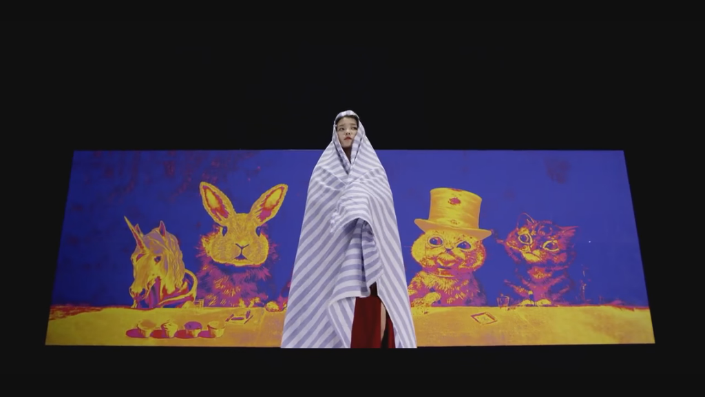 심리학과 영상 분석에 능통한 한 유투버가 해석한 아이유의 '스물셋' 뮤직비디오 (사진 많음) | 인스티즈