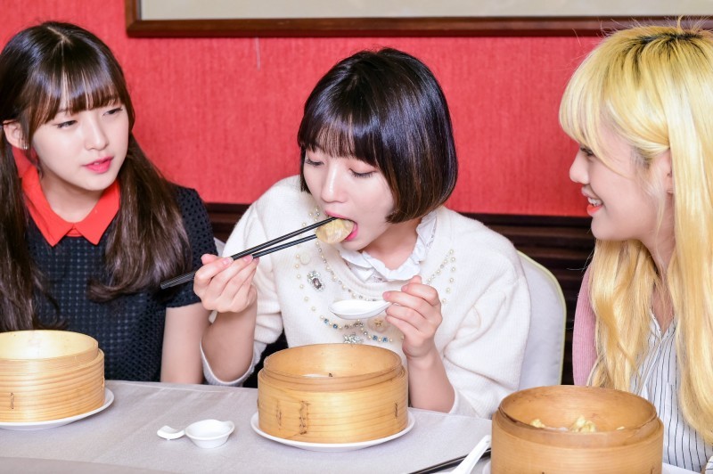 오마이걸 대만에서 만두 만들면서 찍은 사진들.JPG | 인스티즈