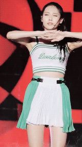 유라 빗속 겨드랑이.GIF | 인스티즈