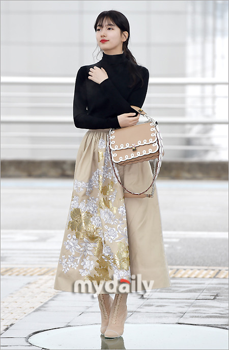오늘자 같은곳 출국하는 수지 크리스탈.jpg | 인스티즈