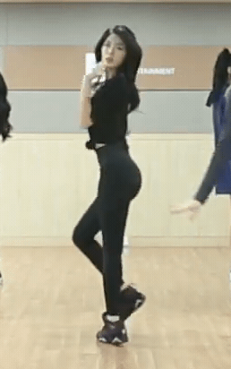 검은 반팔티입고 안무연습하는 설현 | 인스티즈