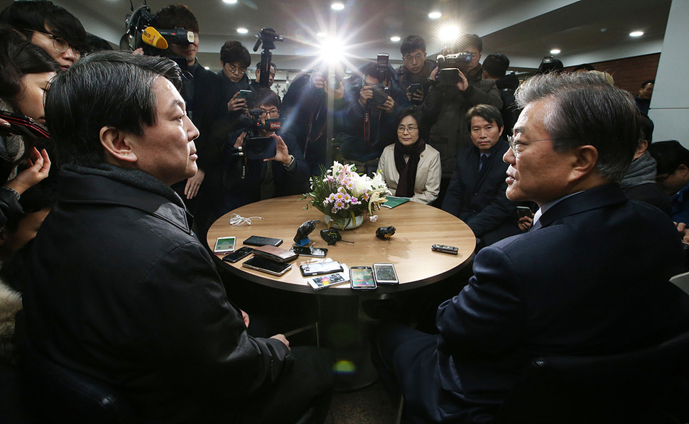 [포토] 17일만에 만난 문재인과 안철수 | 인스티즈