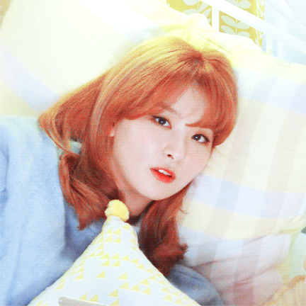 침대에 누워있는 슬기.gif | 인스티즈