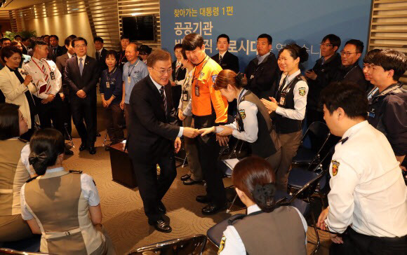 5/12 인천공항 찾은 문재인 대통령.jpg | 인스티즈