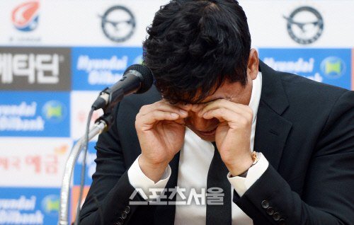 감독 인터뷰 도중 눈물 흘리는 김도훈 감독.jpg | 인스티즈