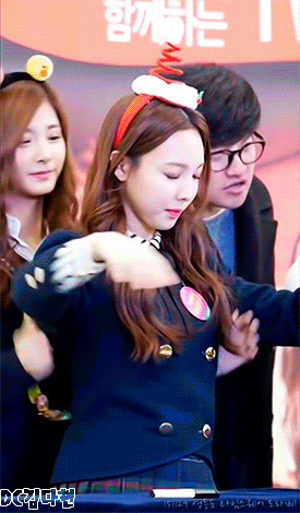 트와이스 쯔위한테 털리는 나연.gif | 인스티즈