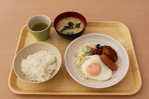 아침밥 굶은 학생들이 없도록 천원에 제공되는 어느 일본 대학의 학식.jpg | 인스티즈