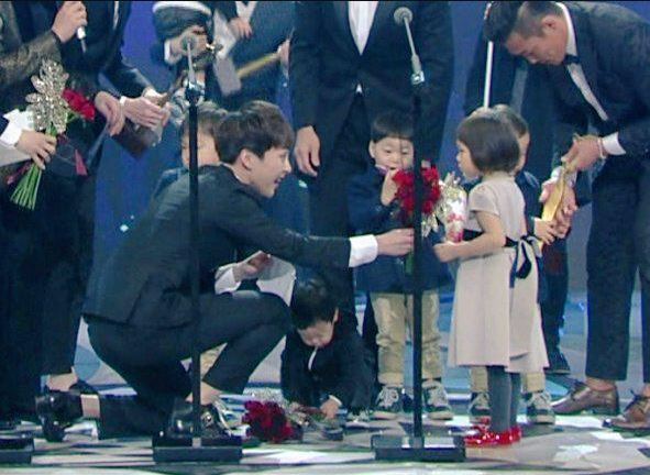 여자들이 환장하는 남자 + 애기 꿀조합...(15) | 인스티즈