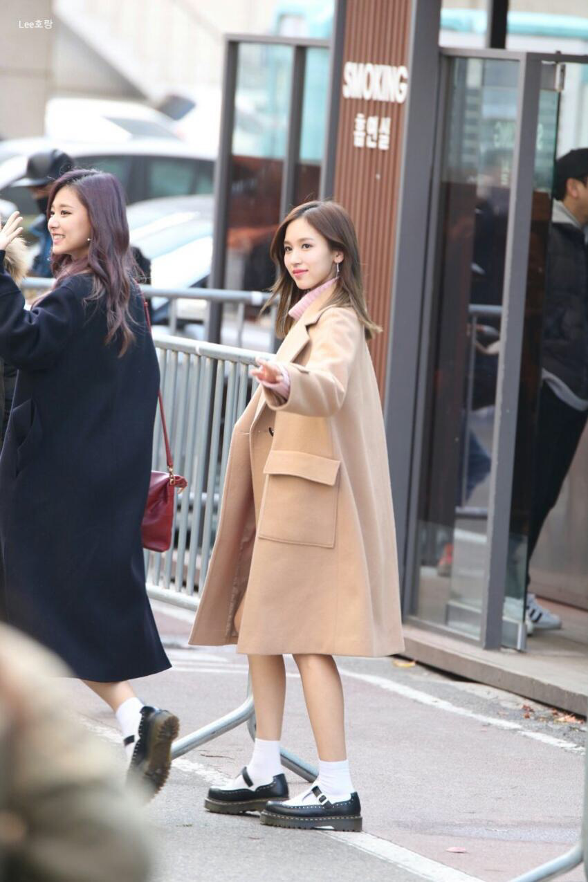 모모링히잉...가기싫어라고 말하는듯한 161111 김포공항 +미나 | 인스티즈