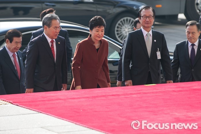 오늘자 국회 방문한 박근혜 | 인스티즈