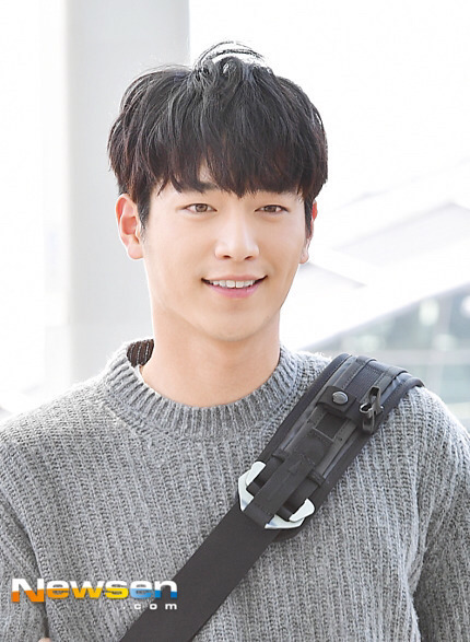 오늘자 거적때기 입고 출국하는 서강준.jpg | 인스티즈