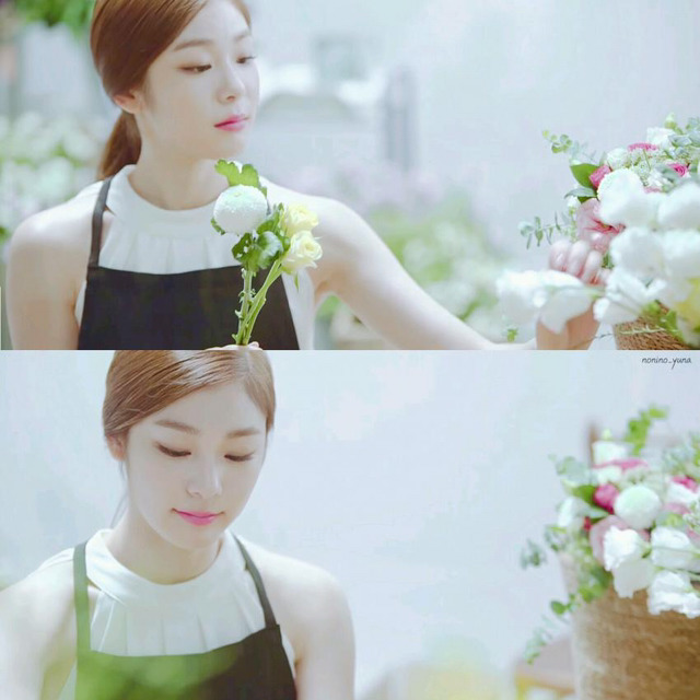 홀터넥 입고 꽃꽂이하는 연아 gif | 인스티즈