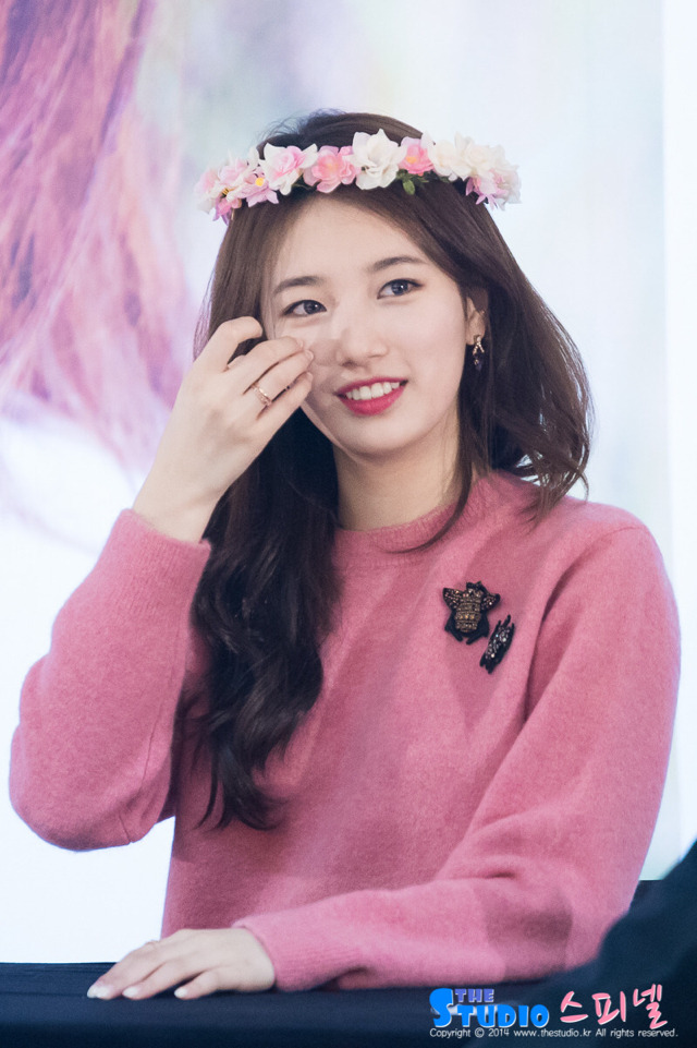 머리에 뭘 자꾸 얹어놓은 수지.jpg | 인스티즈