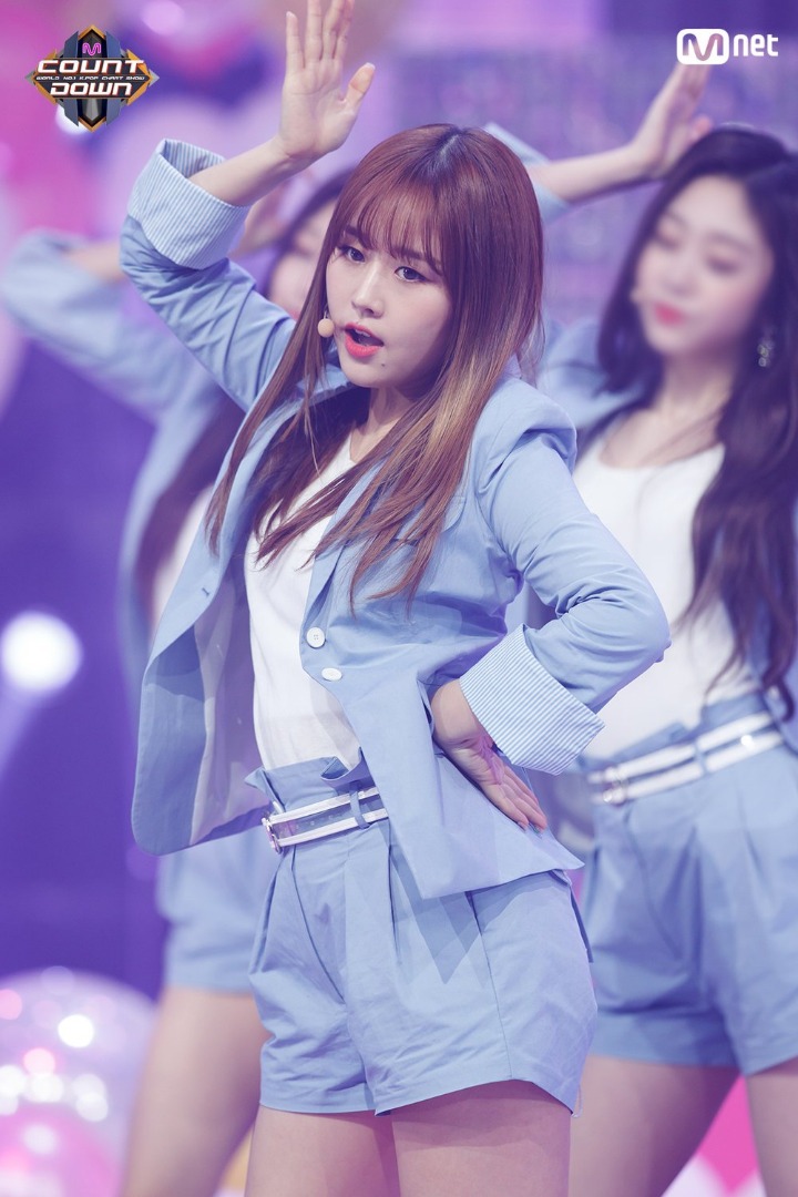 안무도중 스스로 꽃가루 뿌리는 러블리즈 | 인스티즈