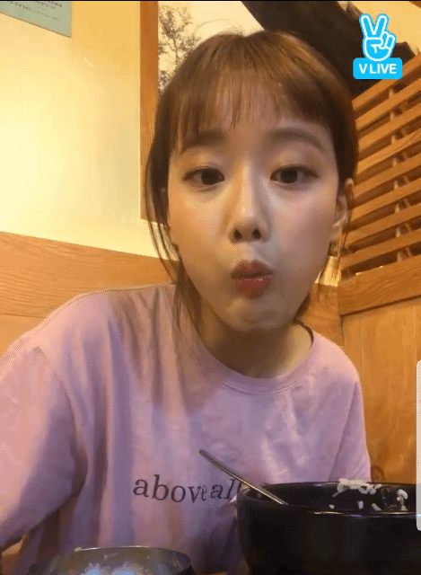 곰탕 혼밥하는 에이프릴 이나은.gif | 인스티즈
