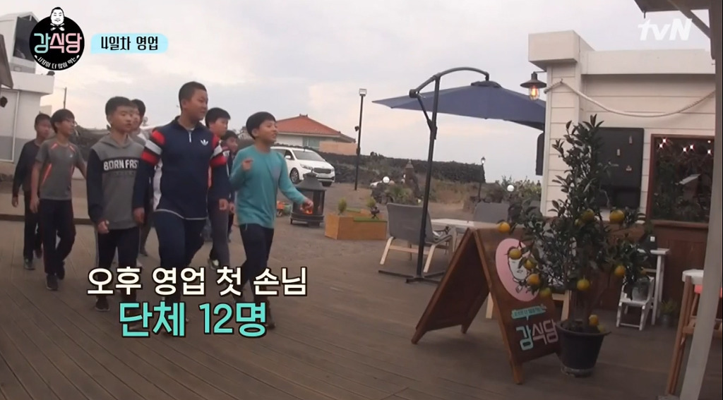 [강식당] 씨름하는 초딩 후배들 보고 신나서 점심값 18만원 내준 강호동.jpg | 인스티즈