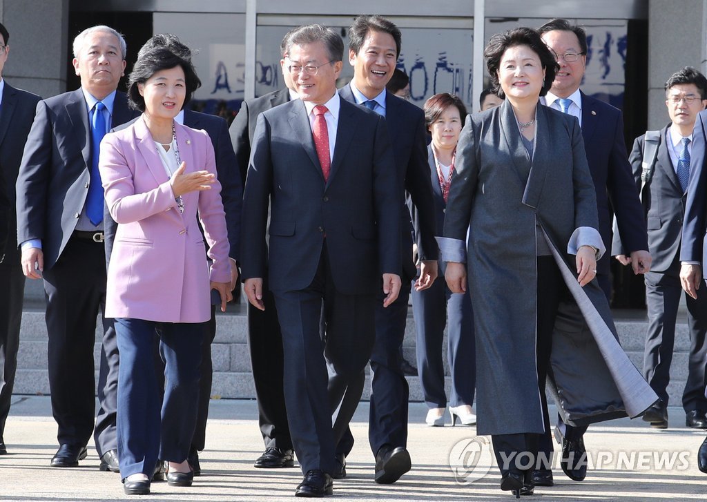 인도네시아로 출국한 문재인 대통령과 김정숙 여사 | 인스티즈
