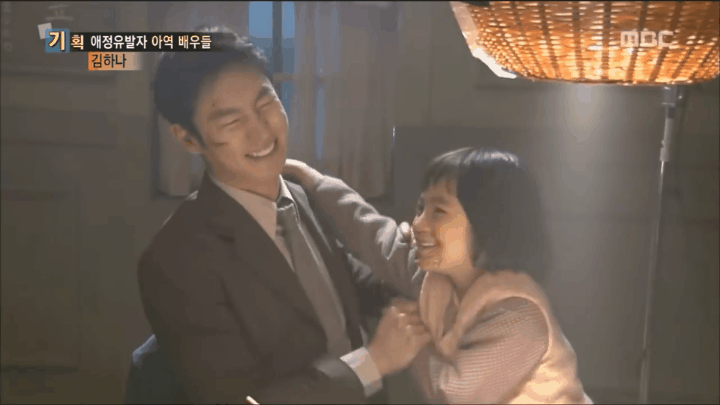 [메이킹짤] 아역배우 보고 예뻐 죽는 남자배우들 | 인스티즈
