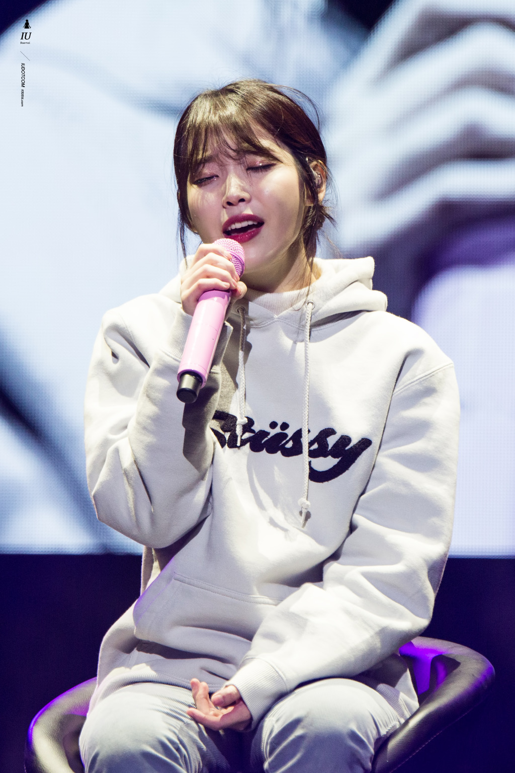 귀엽고 이쁜데 섹시하기까지한 아이유.jpgif | 인스티즈