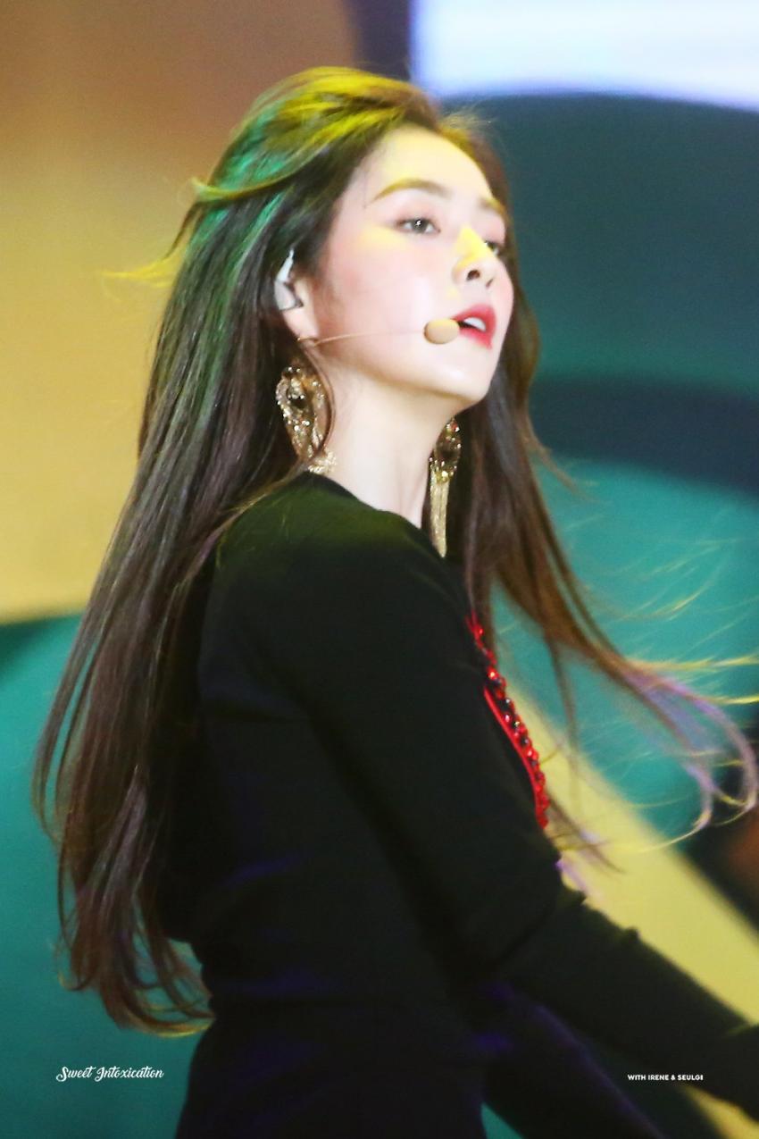 시상식에서 미모 폭격하고 다니는 아이린.jpg | 인스티즈