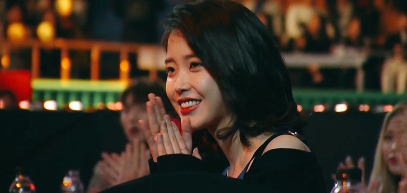 오늘 가온어워드 5관왕 아이유.gif | 인스티즈