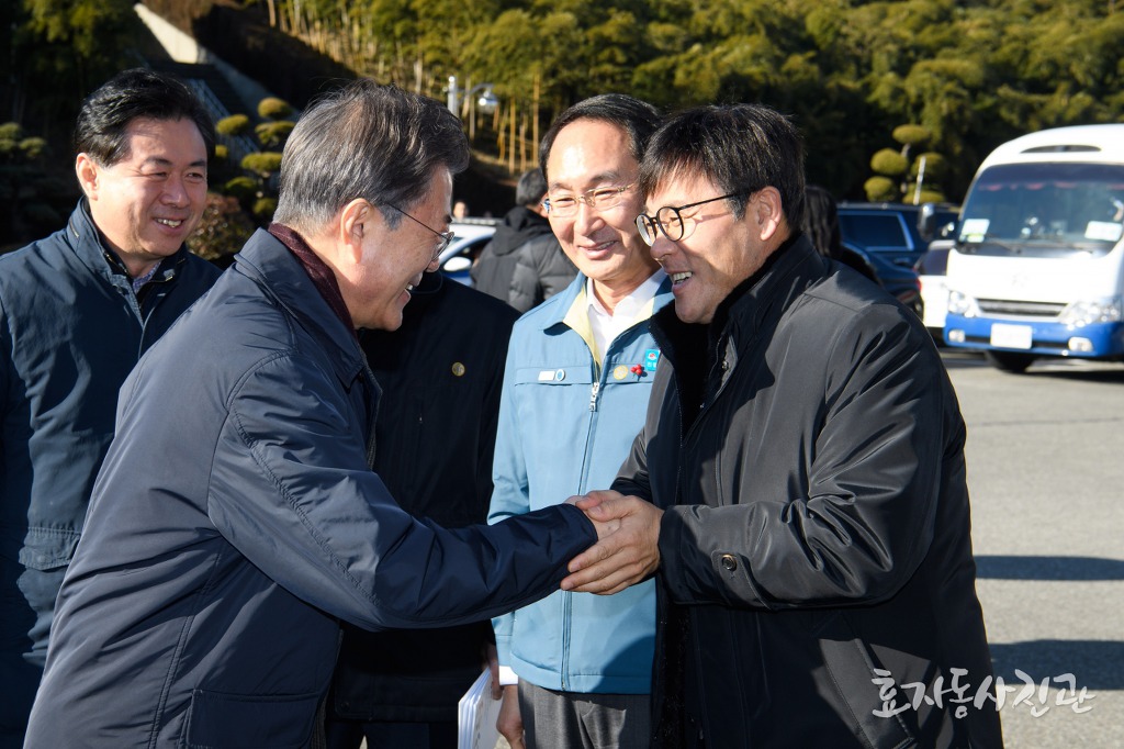 청와대에 올라온 문재인 대통령 사진 (덕후가 계를 탔어요!) | 인스티즈