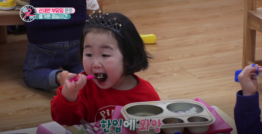유치원에 온지 3일밖에 안되서 애착 물건 가지고 다니는 꼬마 애기.JPG | 인스티즈