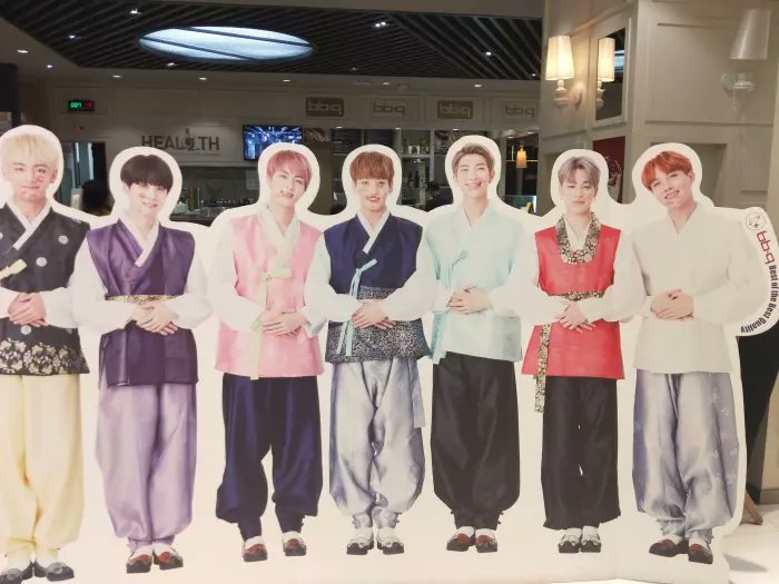 해외에서 테러당한 방탄소년단 등신대.jpg | 인스티즈