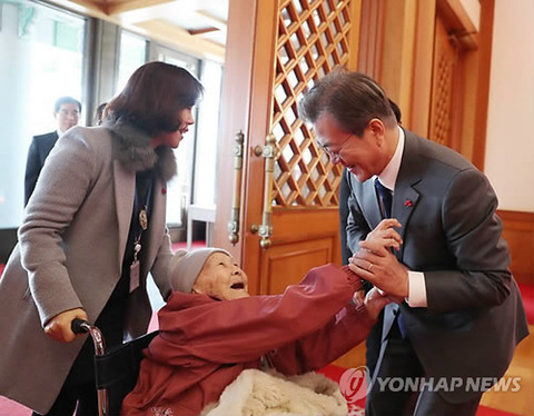 위안부 할머니 환영하는 문재인 대통령 완전 감동임 ㅠㅠㅠ | 인스티즈