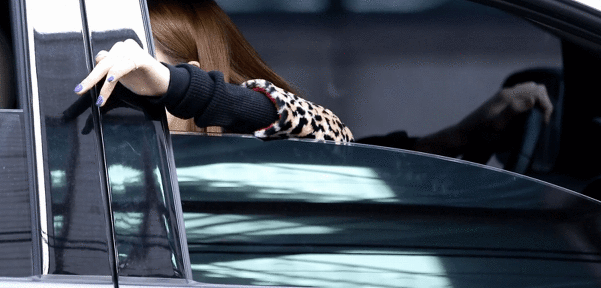 퇴근길 팬들에게 수줍게 대답하는 블랙핑크 로제.gif | 인스티즈
