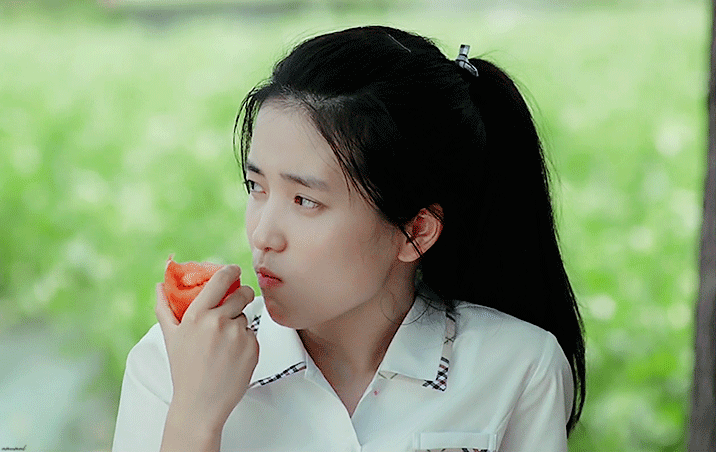 토마토 먹는 김태리 | 인스티즈