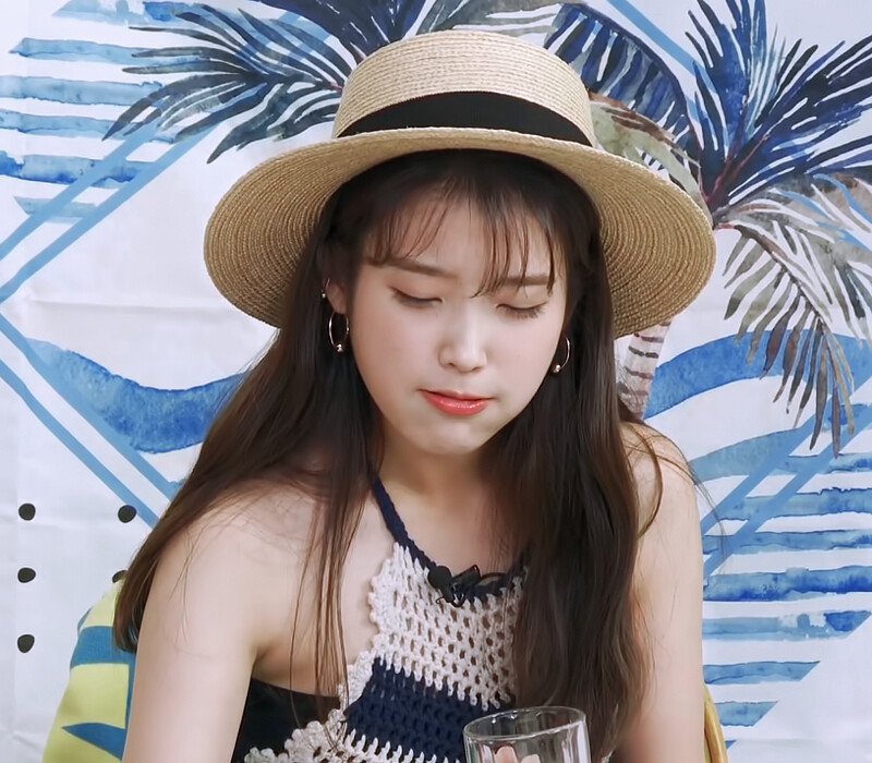 탄산수때문에 주먹 꽉진 아이유 | 인스티즈