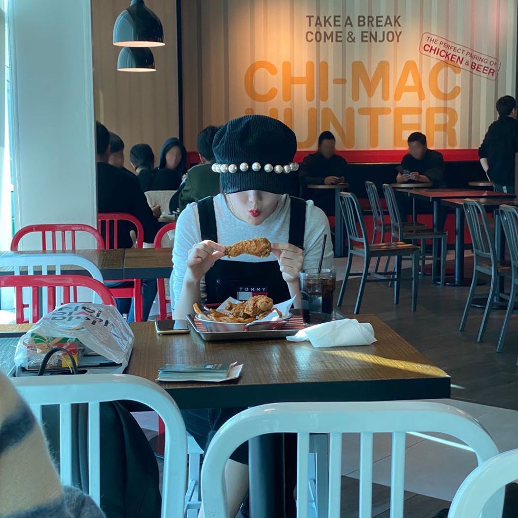 행복하게 치킨 뜯는 여자친구 예린이.insta | 인스티즈