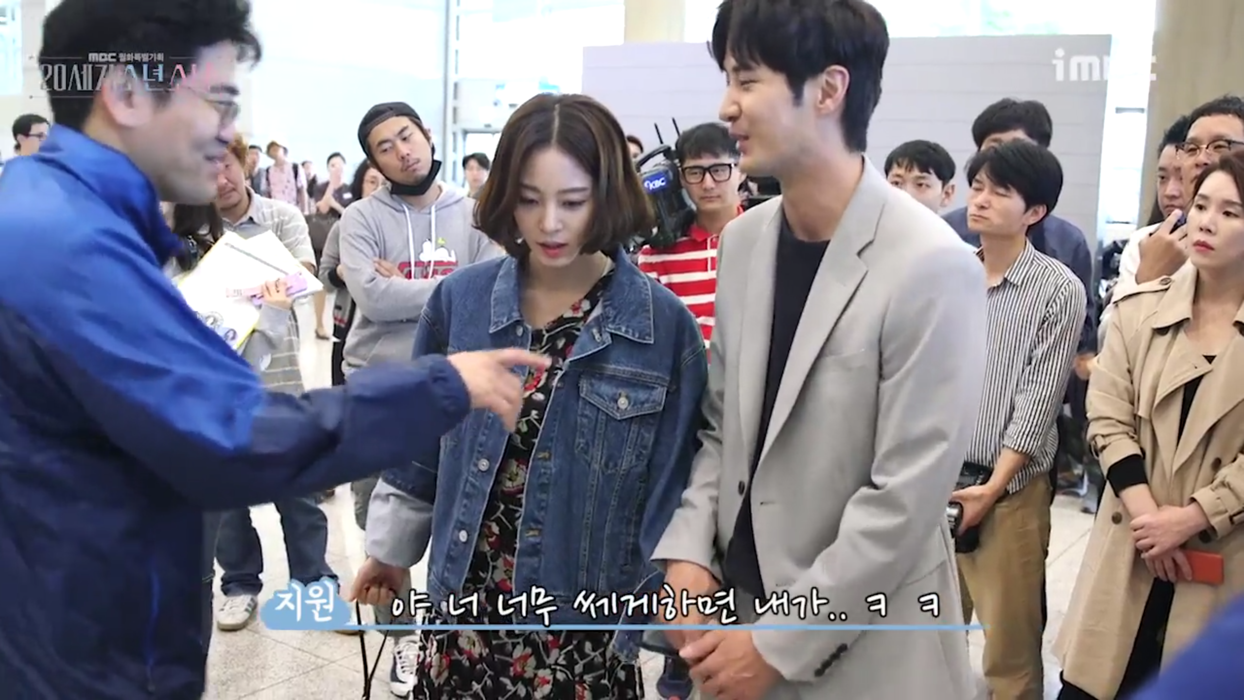  감독님의 여성 캐릭터에 대한 디테일이 느껴지는 디렉팅 장면.jpgif | 인스티즈