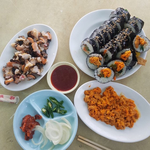 부산에서 유명한 해물김밥(성게알 김밥).jpg | 인스티즈