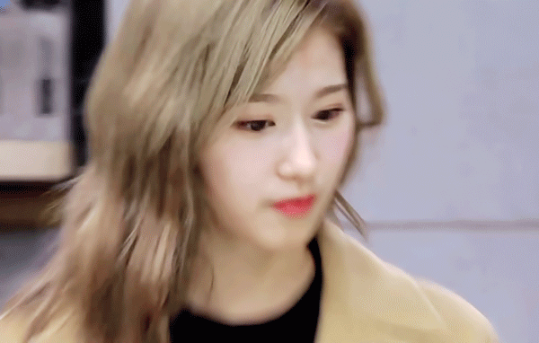 깜짝놀라는 트와이스 사나 | 인스티즈