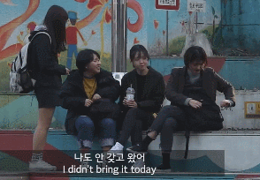 모르는 사람에게 생리대를 빌려보았다.gif | 인스티즈